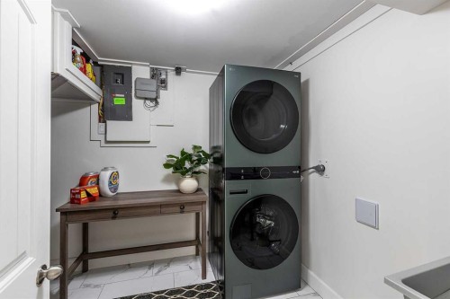 683 7 Street Sw, Medicine Hat, AB - Indoor Photo Showing Laundry Room