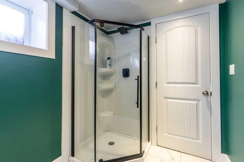 683 7 Street Sw, Medicine Hat, AB - Indoor Photo Showing Bathroom