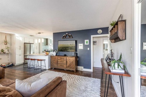 683 7 Street Sw, Medicine Hat, AB - Indoor Photo Showing Living Room
