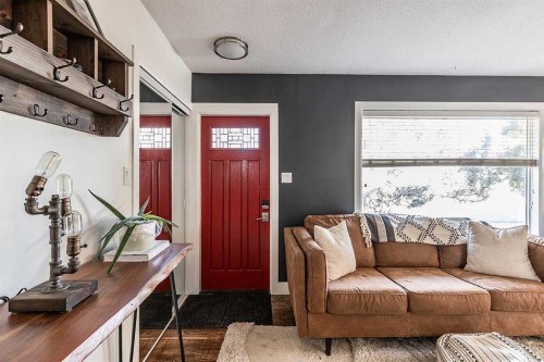 683 7 Street Sw, Medicine Hat, AB - Indoor Photo Showing Living Room