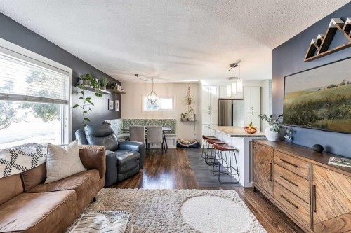 683 7 Street Sw, Medicine Hat, AB - Indoor Photo Showing Living Room