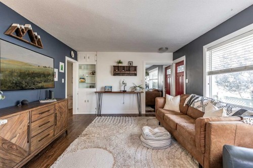 683 7 Street Sw, Medicine Hat, AB - Indoor Photo Showing Living Room