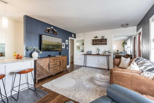 683 7 Street Sw, Medicine Hat, AB - Indoor Photo Showing Living Room