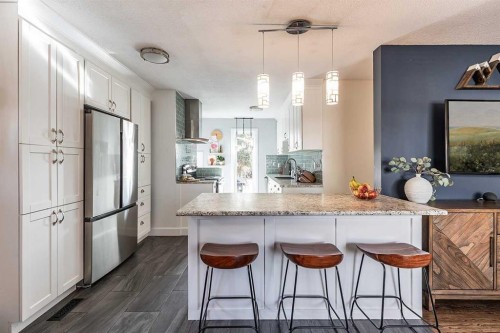 683 7 Street Sw, Medicine Hat, AB - Indoor Photo Showing Kitchen With Upgraded Kitchen