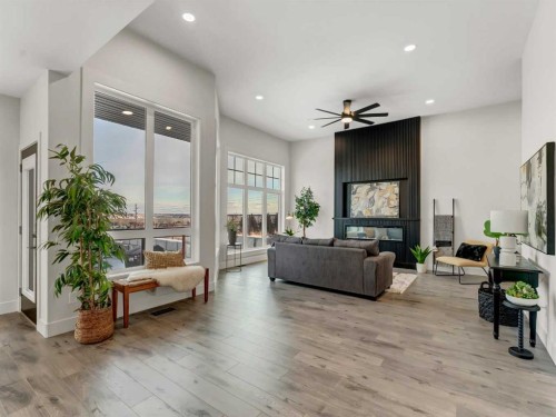 34 Palisades Way Ne, Medicine Hat, AB - Indoor Photo Showing Living Room