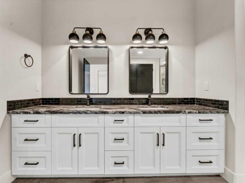 34 Palisades Way Ne, Medicine Hat, AB - Indoor Photo Showing Bathroom