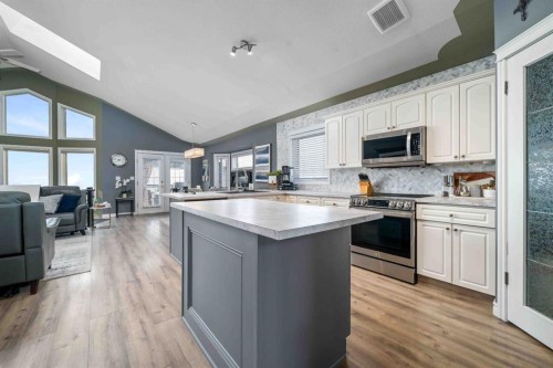 110 Redcliff Way Sw, Redcliff, AB - Indoor Photo Showing Kitchen