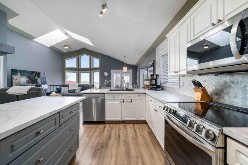 110 Redcliff Way Sw, Redcliff, AB - Indoor Photo Showing Kitchen