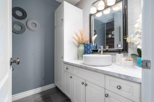 110 Redcliff Way Sw, Redcliff, AB - Indoor Photo Showing Bathroom