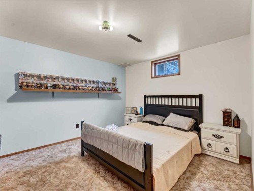 164 Muir Crescent Nw, Medicine Hat, AB - Indoor Photo Showing Bedroom
