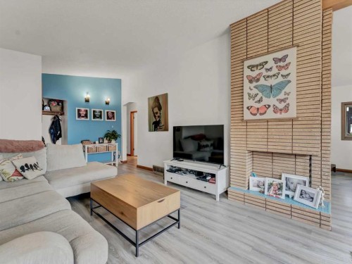164 Muir Crescent Nw, Medicine Hat, AB - Indoor Photo Showing Living Room