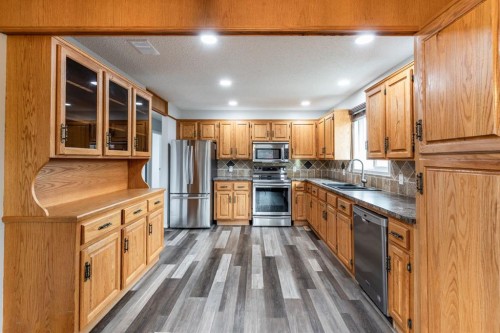 1919 9 Avenue Ne, Medicine Hat, AB - Indoor Photo Showing Kitchen With Double Sink