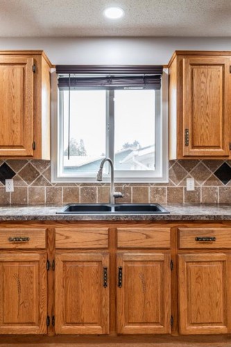 1919 9 Avenue Ne, Medicine Hat, AB - Indoor Photo Showing Kitchen With Double Sink