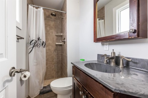 1919 9 Avenue Ne, Medicine Hat, AB - Indoor Photo Showing Bathroom