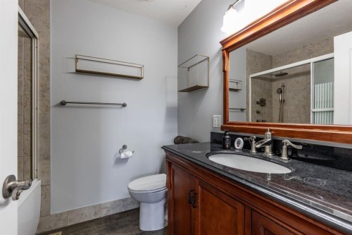 1919 9 Avenue Ne, Medicine Hat, AB - Indoor Photo Showing Bathroom