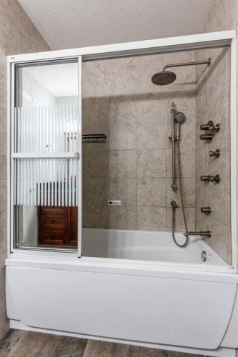 1919 9 Avenue Ne, Medicine Hat, AB - Indoor Photo Showing Bathroom