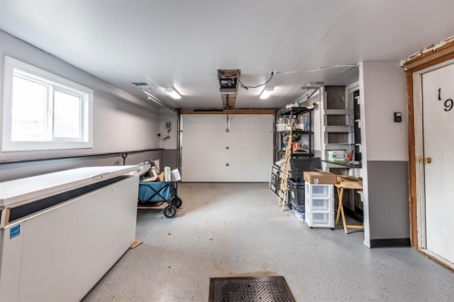 1919 9 Avenue Ne, Medicine Hat, AB - Indoor Photo Showing Garage