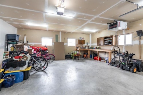 1919 9 Avenue Ne, Medicine Hat, AB - Indoor Photo Showing Garage