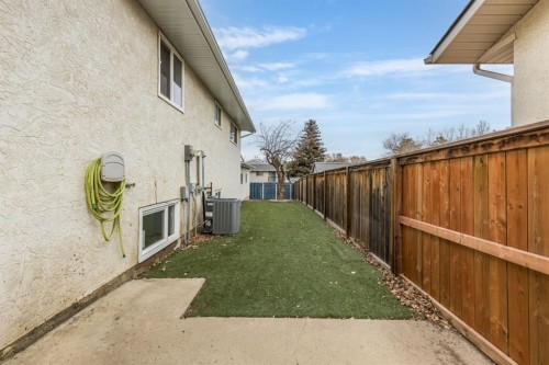 1919 9 Avenue Ne, Medicine Hat, AB - Outdoor With Exterior