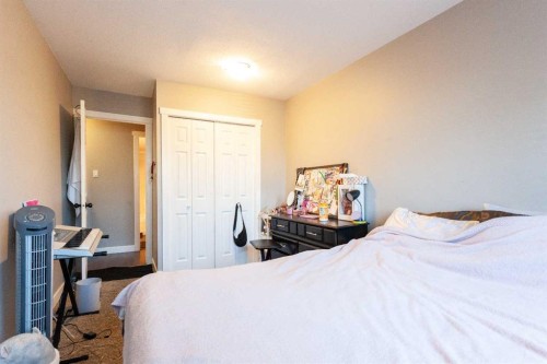 207B-295 Columbia Boulevard West, Lethbridge, AB - Indoor Photo Showing Bedroom