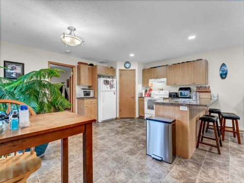 634 Industrial Avenue Se, Medicine Hat, AB - Indoor Photo Showing Kitchen