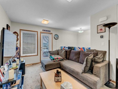 634 Industrial Avenue Se, Medicine Hat, AB - Indoor Photo Showing Living Room