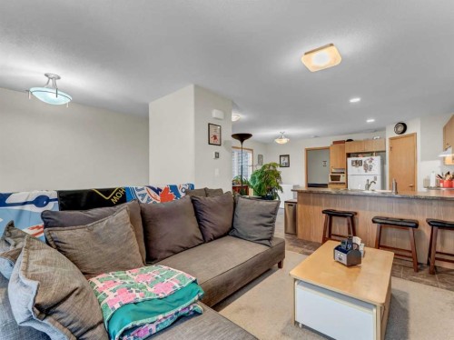 634 Industrial Avenue Se, Medicine Hat, AB - Indoor Photo Showing Living Room
