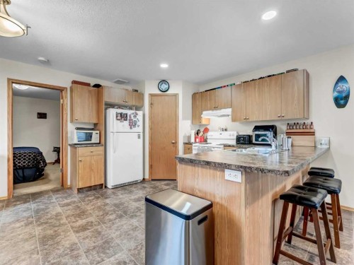 634 Industrial Avenue Se, Medicine Hat, AB - Indoor Photo Showing Kitchen