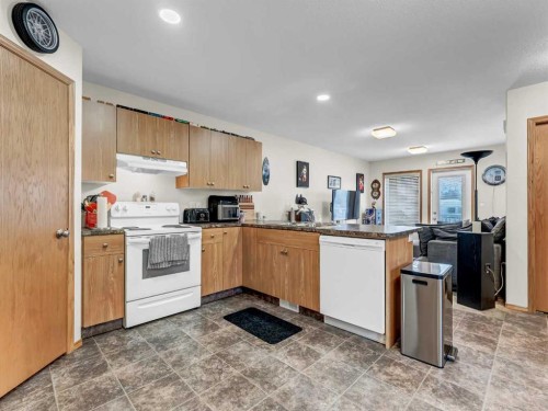 634 Industrial Avenue Se, Medicine Hat, AB - Indoor Photo Showing Kitchen With Double Sink