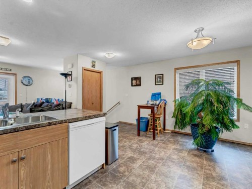 634 Industrial Avenue Se, Medicine Hat, AB - Indoor Photo Showing Kitchen