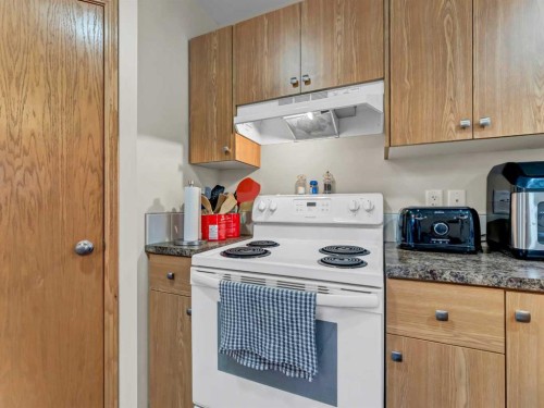 634 Industrial Avenue Se, Medicine Hat, AB - Indoor Photo Showing Kitchen