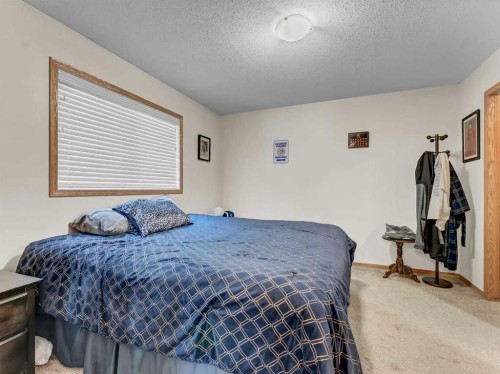 634 Industrial Avenue Se, Medicine Hat, AB - Indoor Photo Showing Bedroom