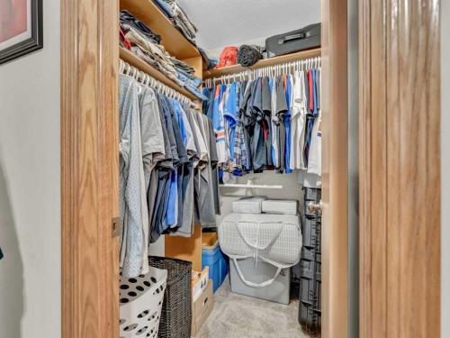 634 Industrial Avenue Se, Medicine Hat, AB - Indoor With Storage