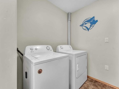 634 Industrial Avenue Se, Medicine Hat, AB - Indoor Photo Showing Laundry Room