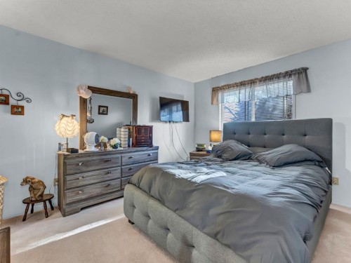 30-459 Carry Drive Se, Medicine Hat, AB - Indoor Photo Showing Bedroom