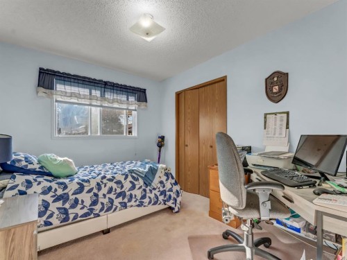 30-459 Carry Drive Se, Medicine Hat, AB - Indoor Photo Showing Bedroom