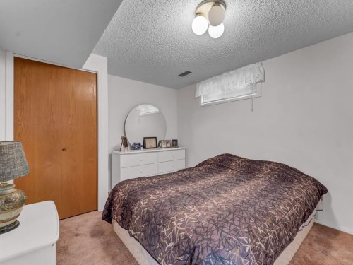 30-459 Carry Drive Se, Medicine Hat, AB - Indoor Photo Showing Bedroom