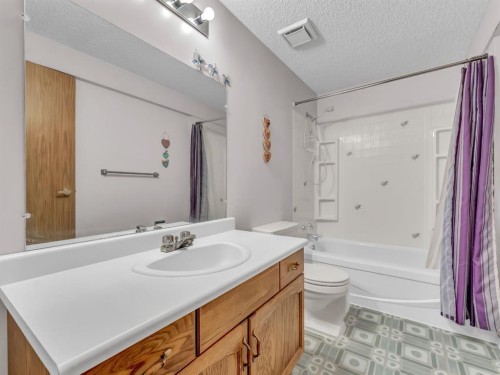 30-459 Carry Drive Se, Medicine Hat, AB - Indoor Photo Showing Bathroom