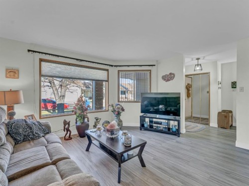 30-459 Carry Drive Se, Medicine Hat, AB - Indoor Photo Showing Living Room