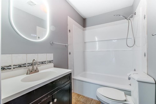 428 2 Street, Suffield, AB - Indoor Photo Showing Bathroom