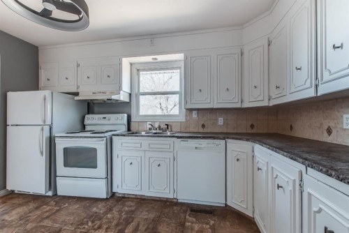 428 2 Street, Suffield, AB - Indoor Photo Showing Kitchen With Double Sink