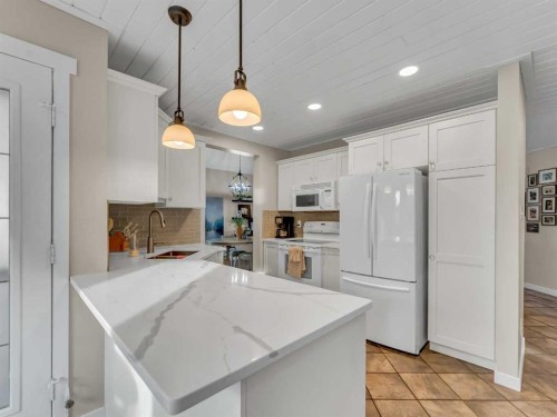 11 Taylor Crescent Se, Medicine Hat, AB - Indoor Photo Showing Kitchen