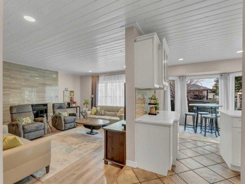 11 Taylor Crescent Se, Medicine Hat, AB - Indoor Photo Showing Living Room With Fireplace