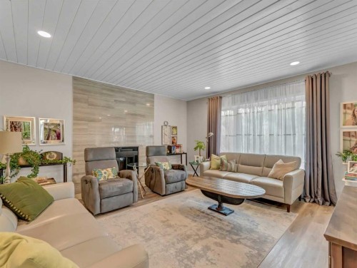 11 Taylor Crescent Se, Medicine Hat, AB - Indoor Photo Showing Living Room