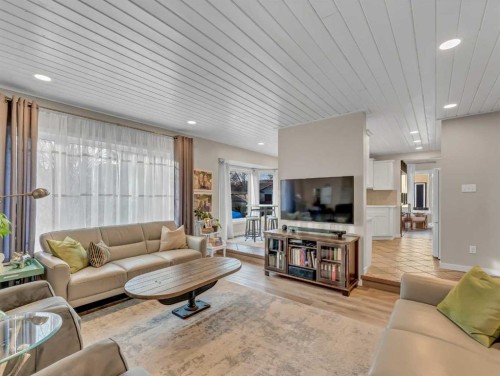11 Taylor Crescent Se, Medicine Hat, AB - Indoor Photo Showing Living Room