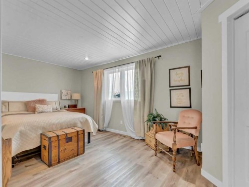 11 Taylor Crescent Se, Medicine Hat, AB - Indoor Photo Showing Bedroom