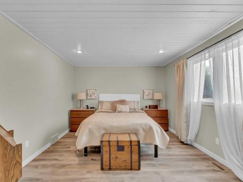 11 Taylor Crescent Se, Medicine Hat, AB - Indoor Photo Showing Bedroom