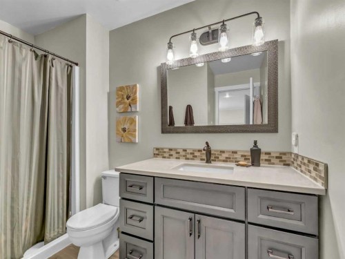 11 Taylor Crescent Se, Medicine Hat, AB - Indoor Photo Showing Bathroom