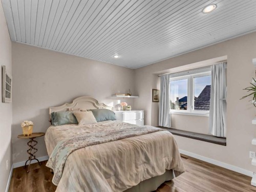 11 Taylor Crescent Se, Medicine Hat, AB - Indoor Photo Showing Bedroom