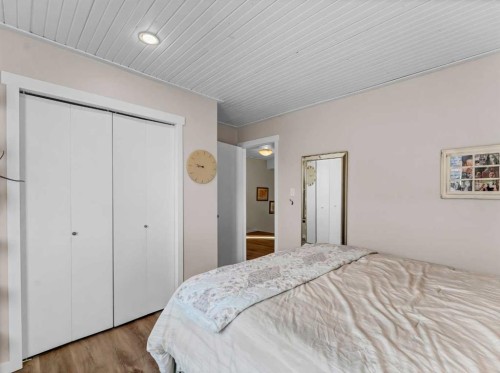 11 Taylor Crescent Se, Medicine Hat, AB - Indoor Photo Showing Bedroom